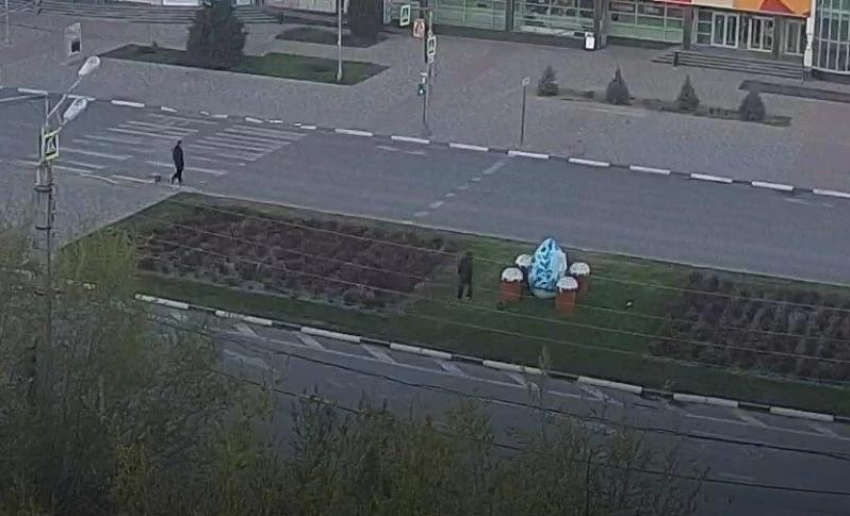 В Волжском неизвестный испортил пасхальную композицию и унес декоративный «кулич»: видео
