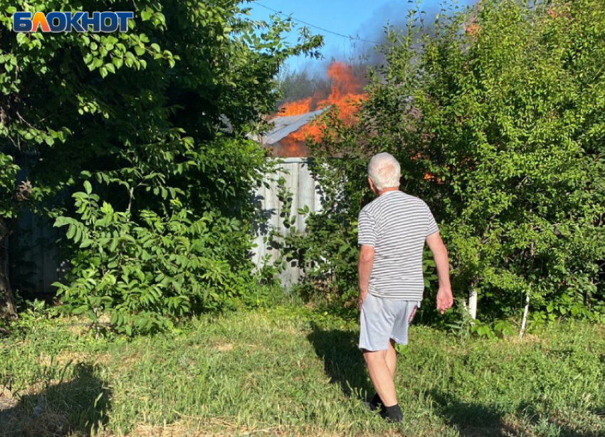 В Волжском выдался жаркий вечер: большой пожар вспыхнул на Втором поселке