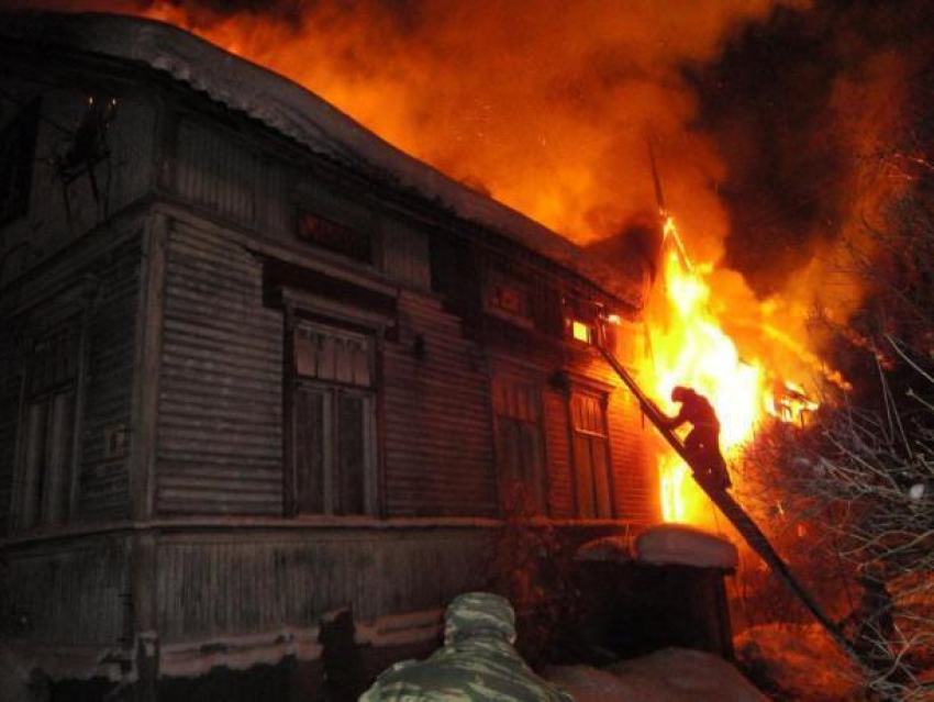 В Среднеахтубинском районе ночью горел дом