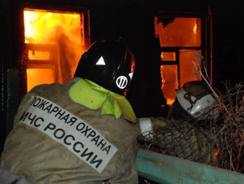 Два часа тушили частный дом в Краснослободске