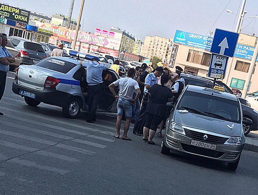 Пьяная компания избила таксиста на парковке «ПланетаЛето» в Волжском