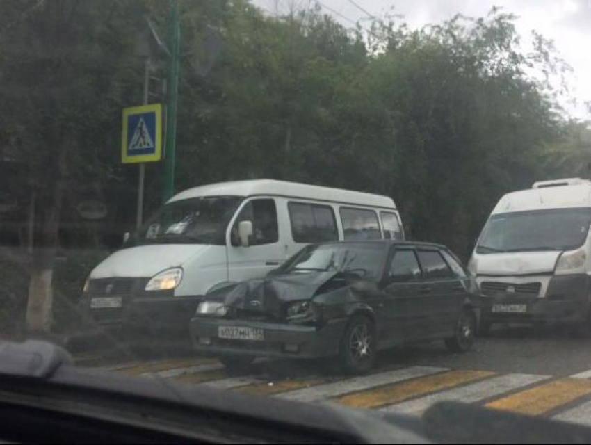 Три автомобиля «поцеловались» в центре города в Волжском