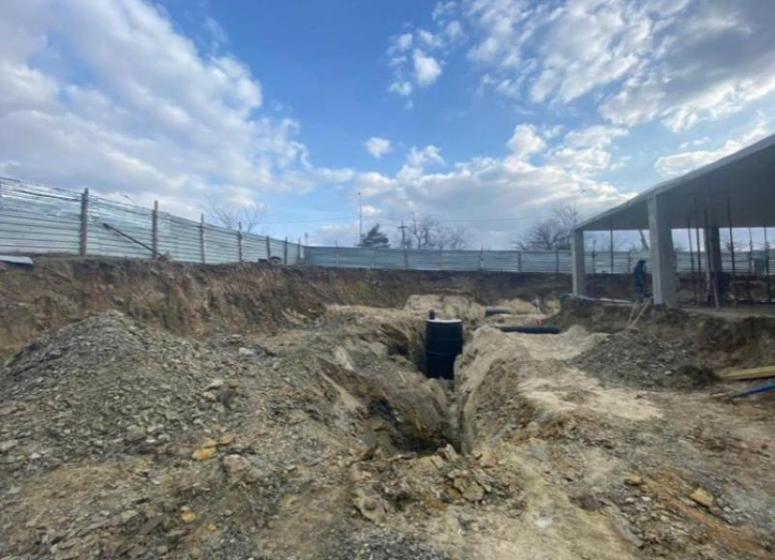 Заживо похоронен под землей: работник стройки скончался в Волгоградской области