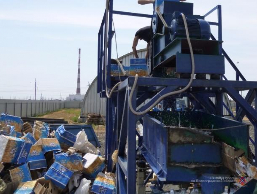 ﻿4500 бутылок водки уничтожили полицейские на полигоне в Волжском 