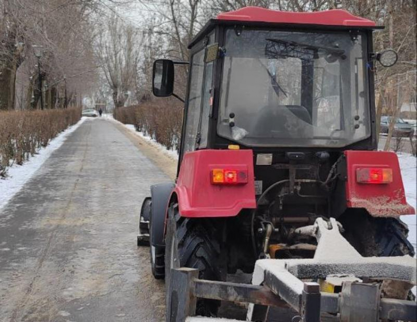 Волжский активно очищают от снега