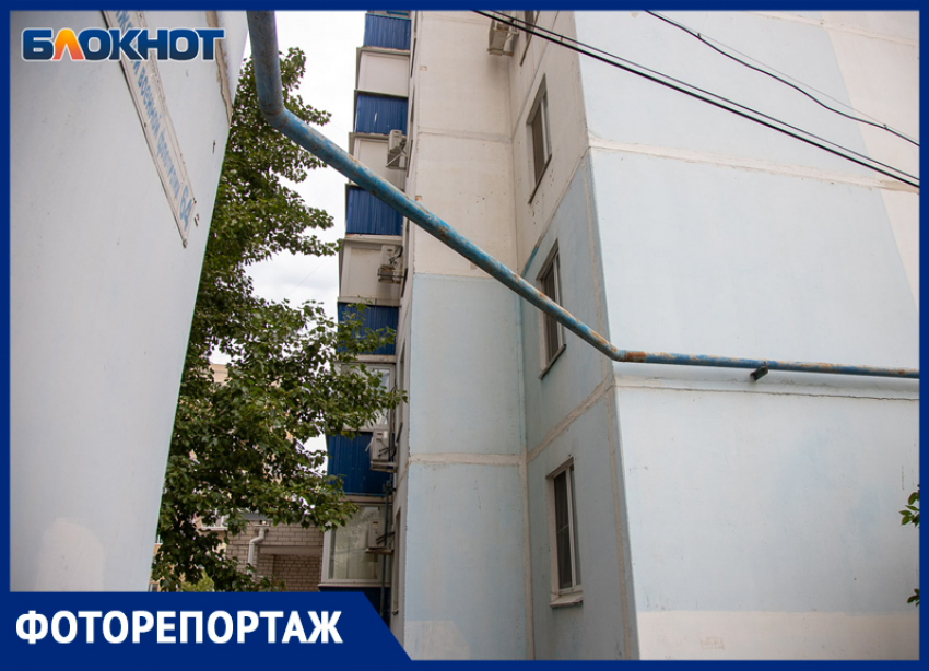 В Волжском два дома оказались связаны одной трубой: фоторепортаж