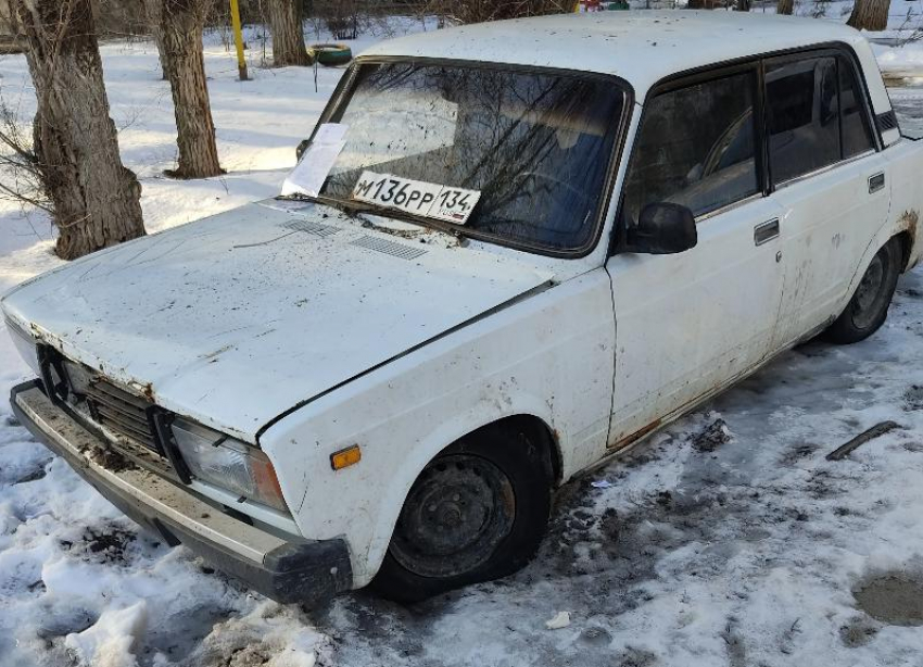 Стоят во дворе, занимают место: в Волжском избавляются от бесхозных машин