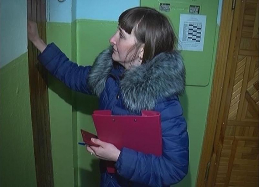В Волгограде женщина с двумя детьми осталась без жилья из-за халатности судебного пристава
