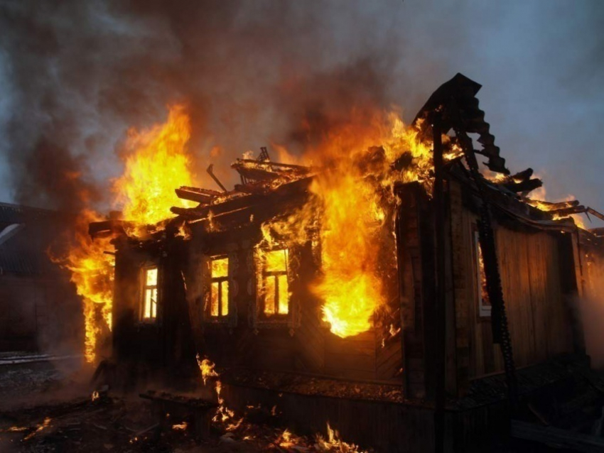 При пожаре в Краснослободске заживо сгорели дедушка и внук