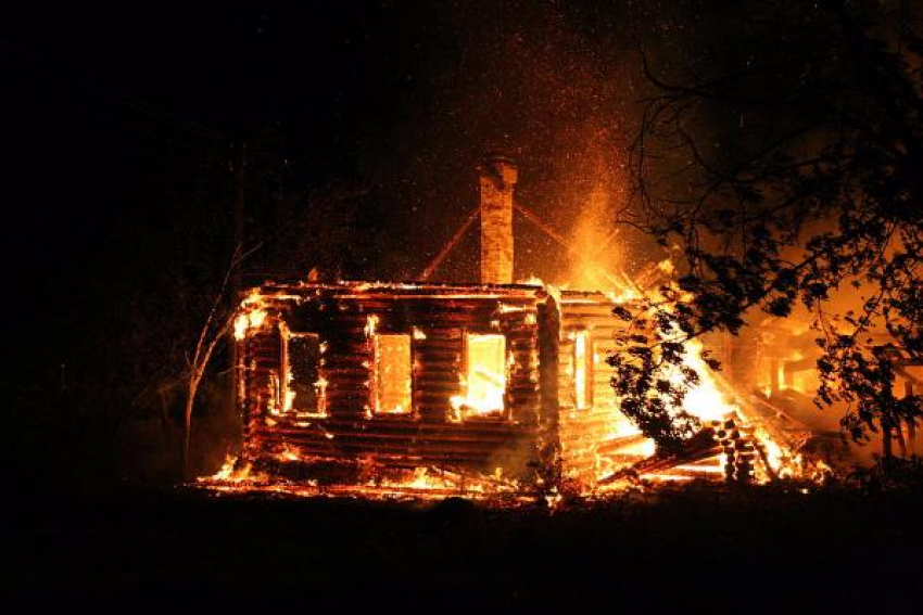 Под Волгоградом из-за курильщиков выгорел целый хутор, погиб 1 человек и сотня животных