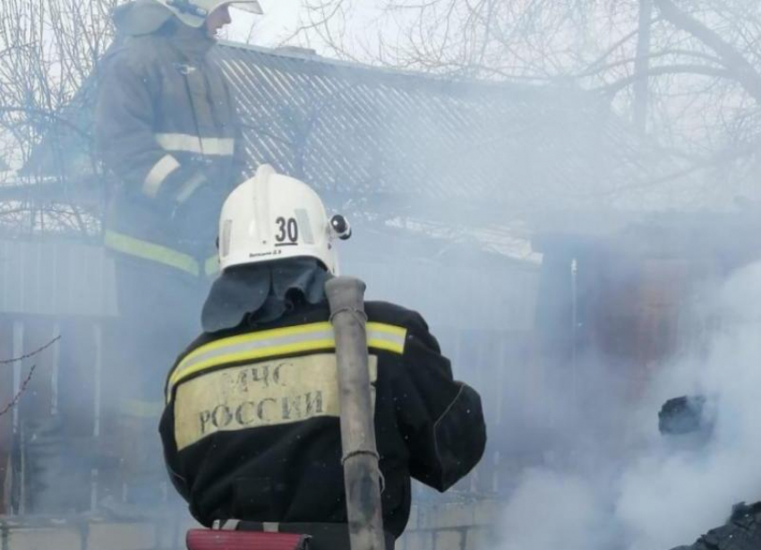 Горели люди и дом: под Волжским случился страшный пожар