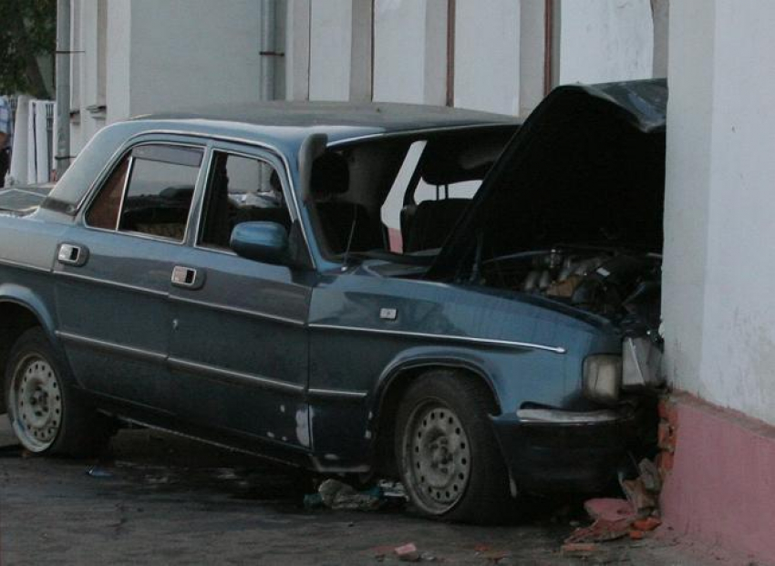 Пенсионер на «Волге» потерял сознание за рулем и врезался в жилой дом