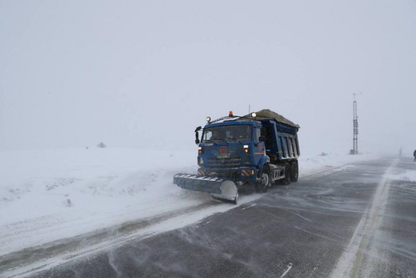 Почти 500 машин очищают дороги Волгоградской области от наледи