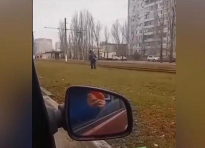 «У кого-то снег, а у нас траву косят», - жители Волжского прислали видео