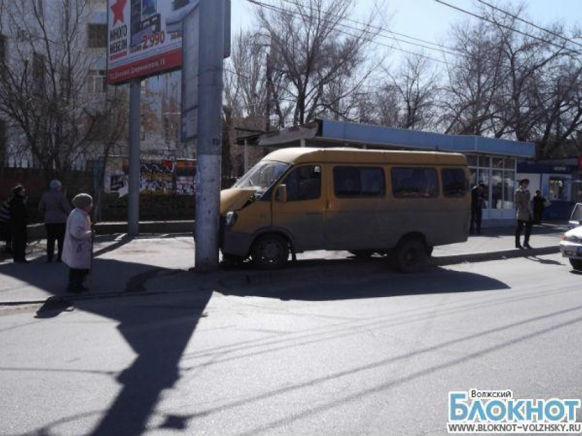 В Волгограде маршрутка влетела в столб