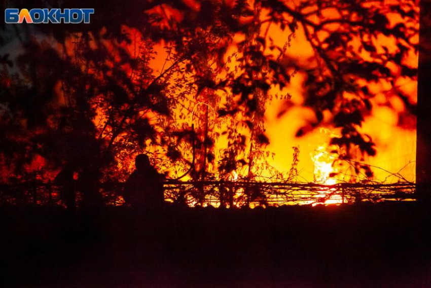 «Там человек горит»: очевидцы о ночном пожаре в Волжском