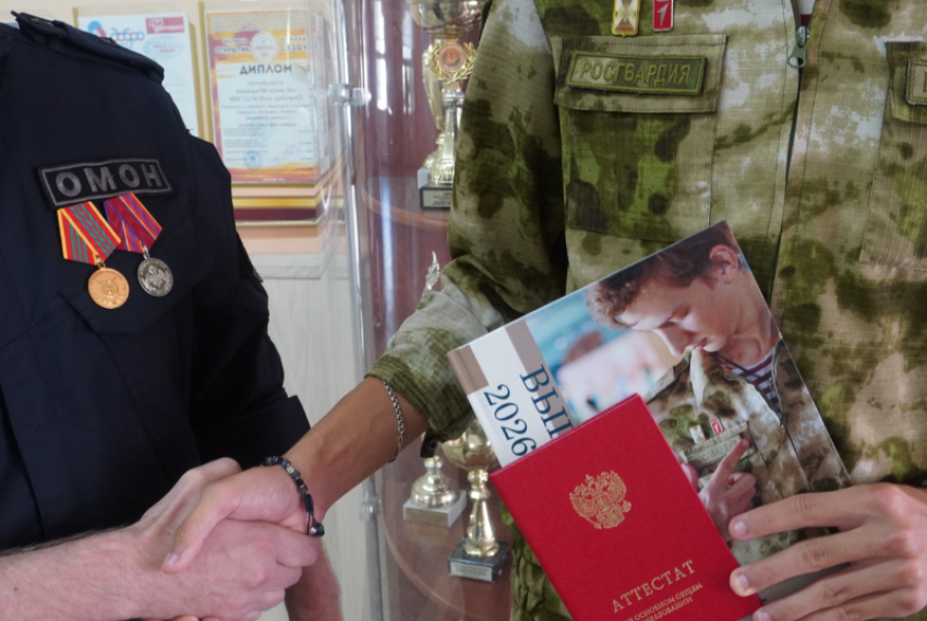 В Волжском сотрудники Росгвардии вручили аттестаты выпускникам профильного класса