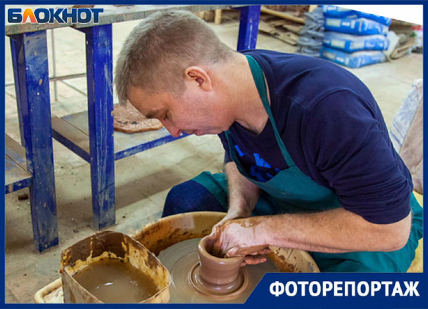 Только натуральные материалы: керамист из Волжского провел экскурсию по эко-студии