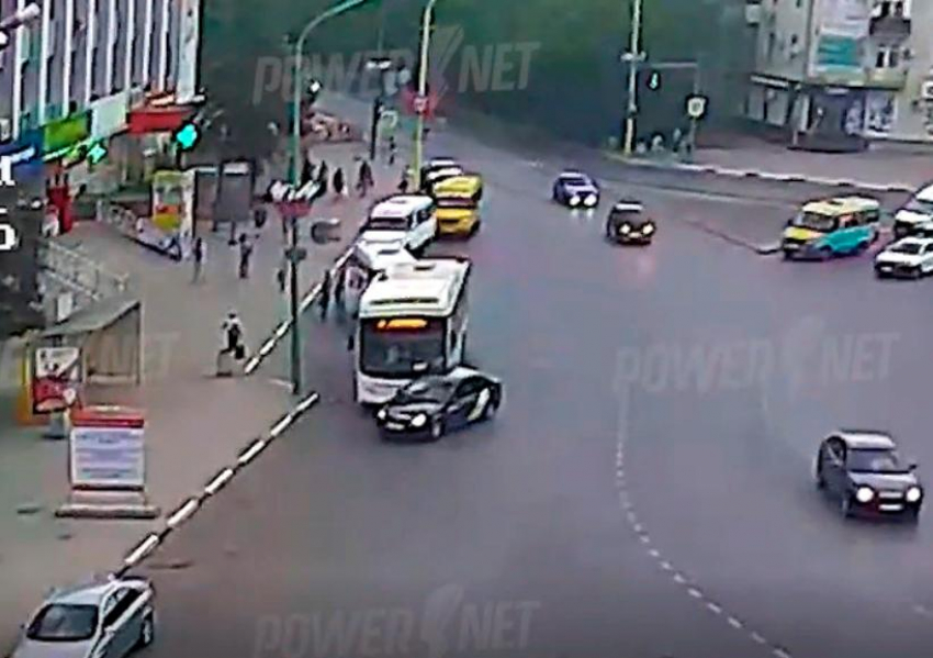 ДТП в Волжском: водитель такси подрезал отъезжавший от остановки автобус