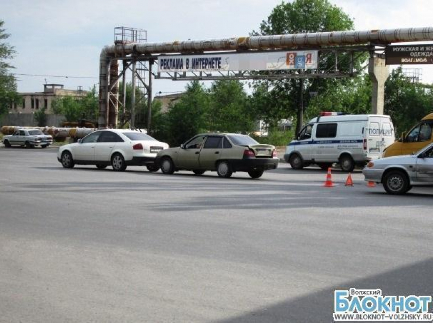 На перекрестке в Волжском  столкнулось несколько автомобилей