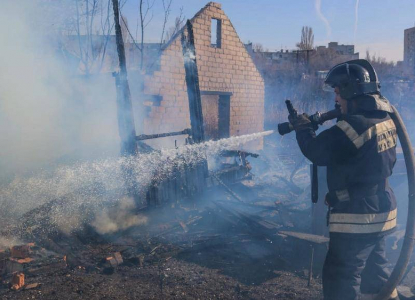 В Волжском сгорели два дачных дома