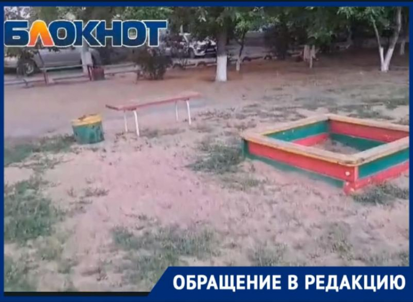 Кошачий лоток вместо песочницы: не самую приятную площадку сняли на видео в Волжском