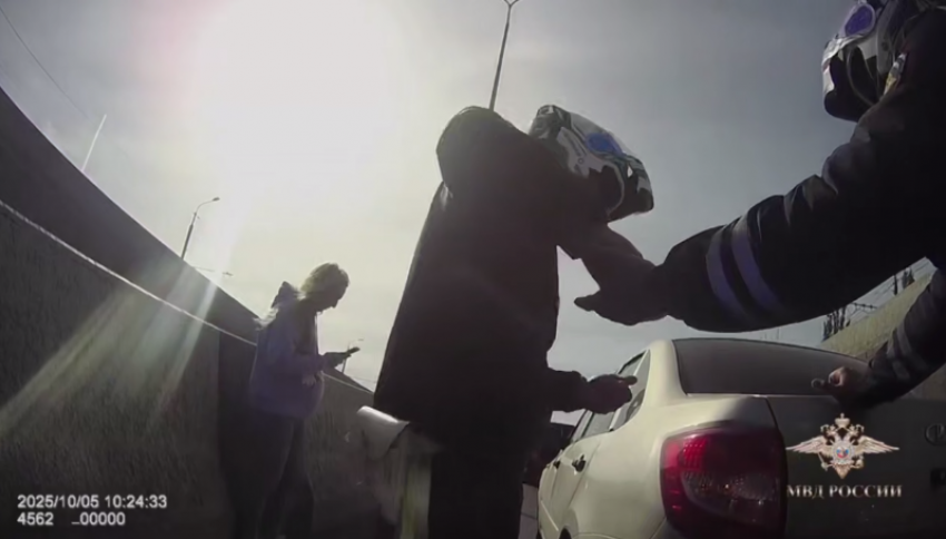 Волгоградские мотополицейские спасли беременную автоледи