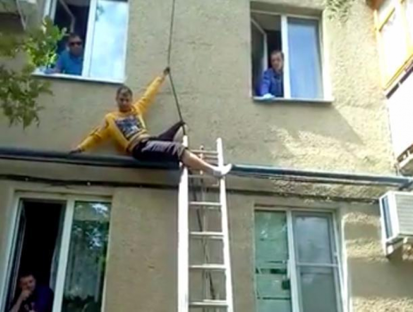 Жильцы организовали видеотрансляцию того, как их сосед угрожал прыгнуть с карниза дома в Волжском