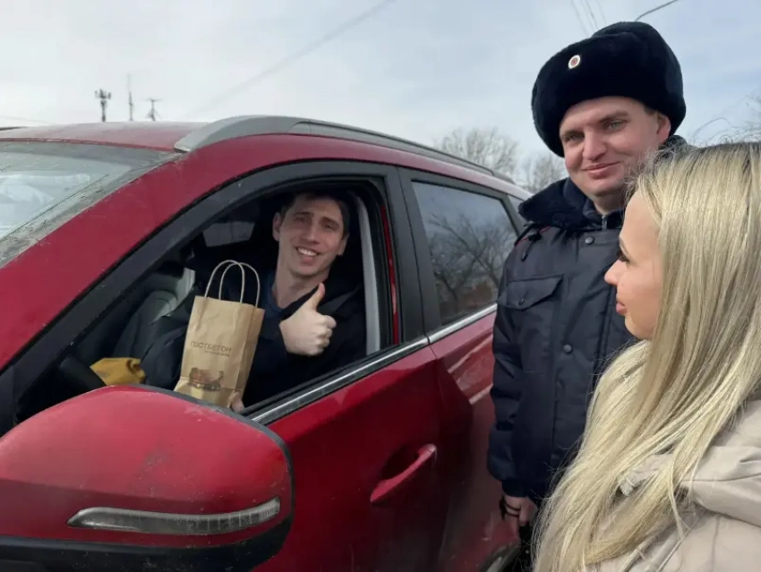 Вместо штрафов — поздравления: Госавтоинспекция Волжского поздравила мужчин-водителей с 23 февраля