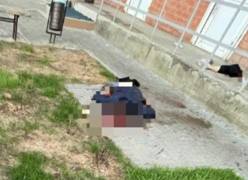 Медики накрыли тело брезентом: новые фото и видео погибшего в Волгограде