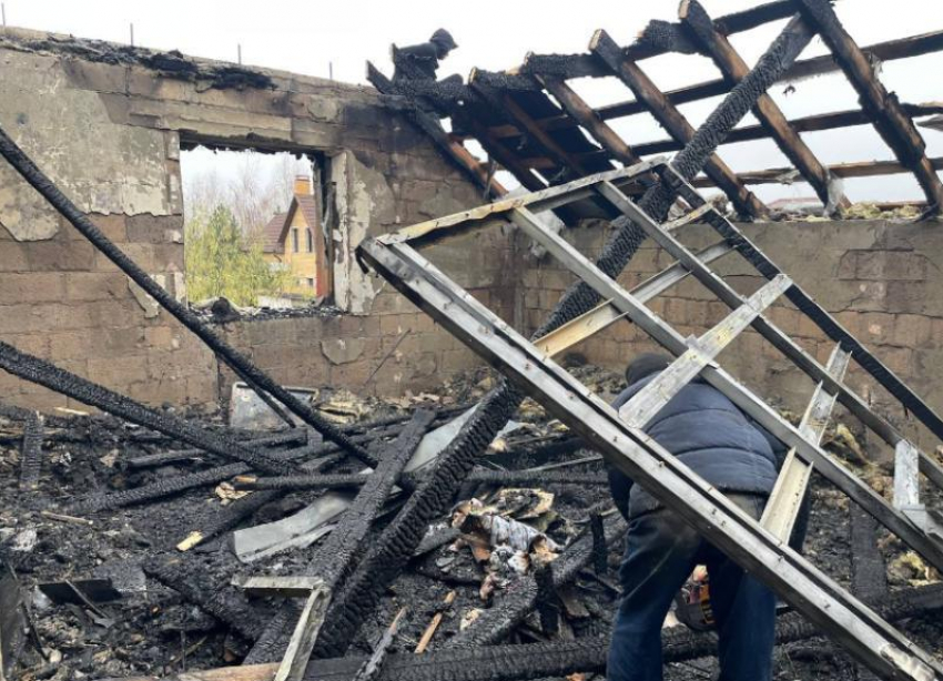 До зимы нужно восстановить крышу: волжанка рассказала о последствиях пожара в Киляковке