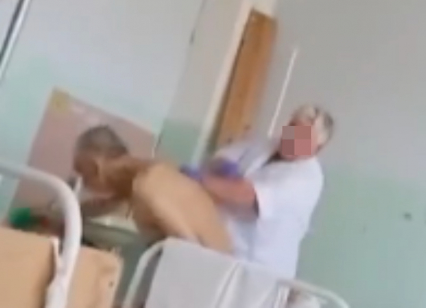«Какого ходишь, скотина?»: рукоприкладство к пациенту в волжской больнице попало на видео