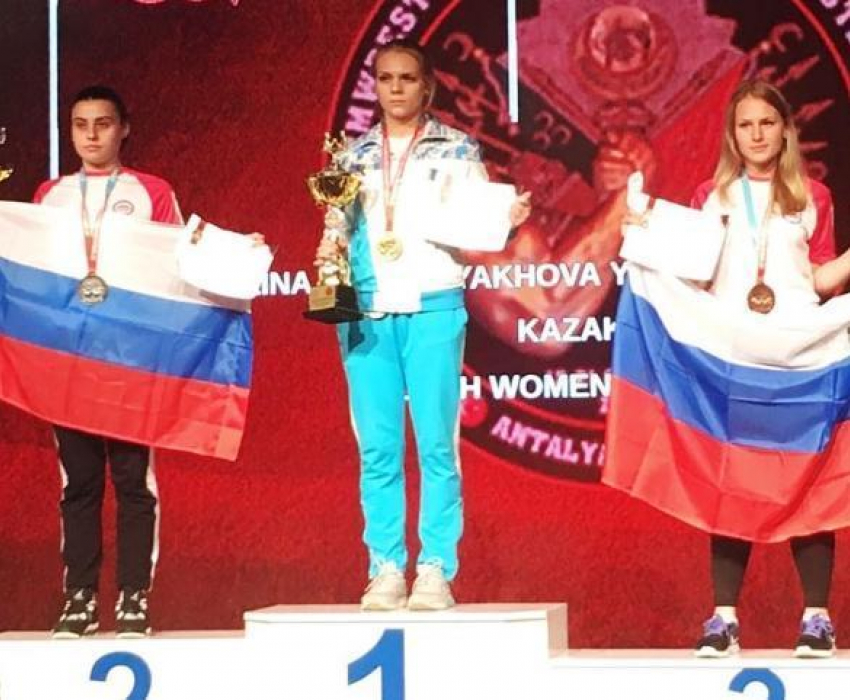 Мировую бронзу по армрестлингу выиграла школьница из Волжского