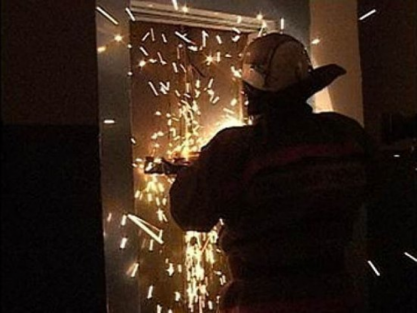 Под Волгоградом в девятиэтажке загорелась шахта лифта