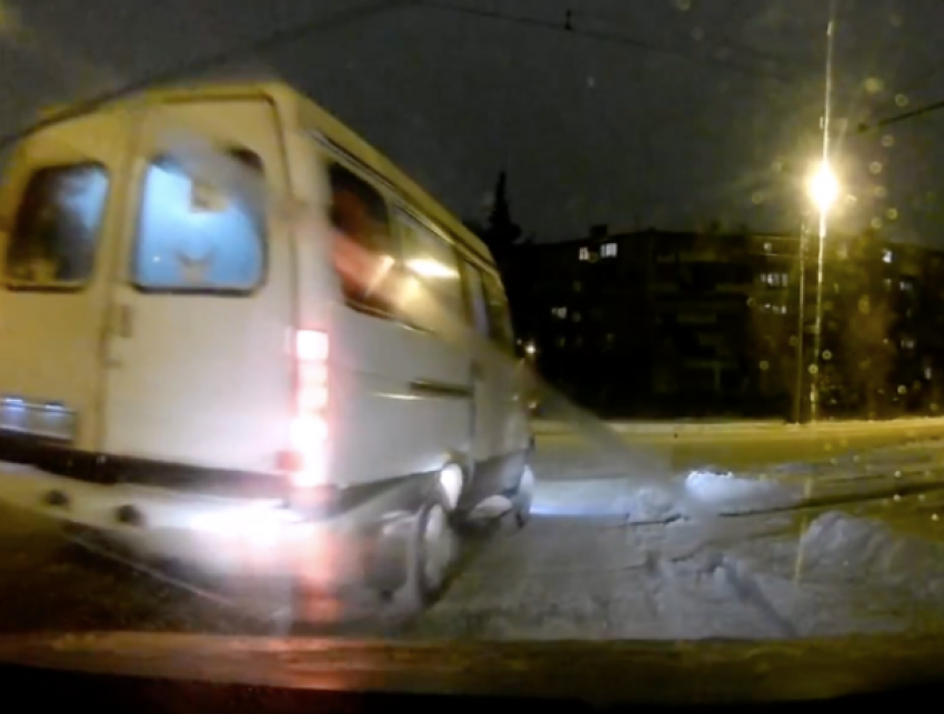 Наглый маршрутчик подрезал легковушку на съезде с «кольца» в Волжском