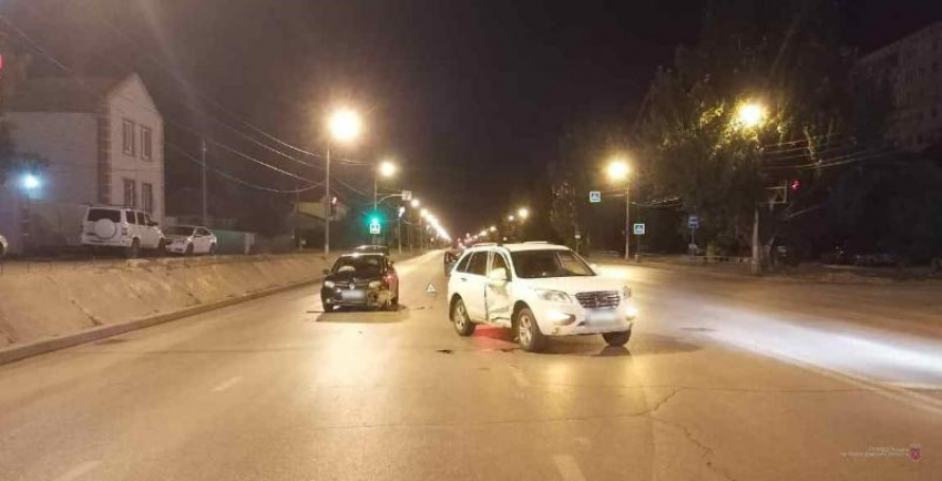 Мужчина пострадал в ночной аварии в Волжском: подробности