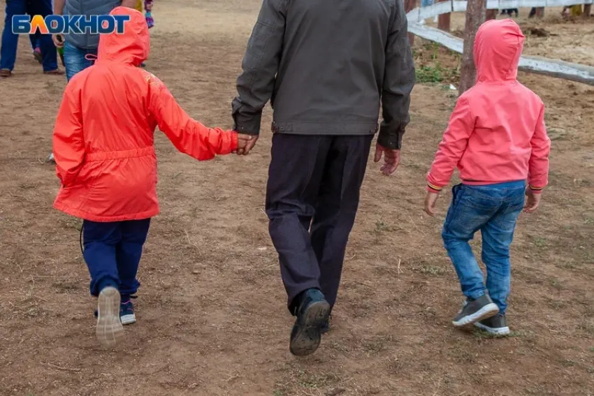 Волжане считают, что ребенок гуляющей матери может быть в опасности