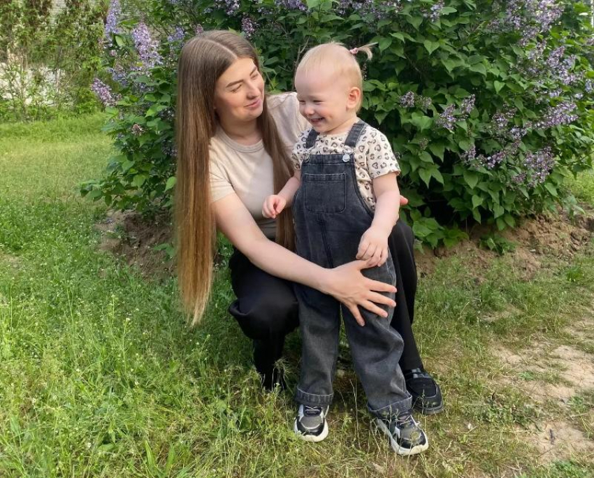 «Она просто плачет и не может ничего рассказать»: родные борются за жизнь волжанки и ее 2-летней дочки после взрыва пылесоса в квартире
