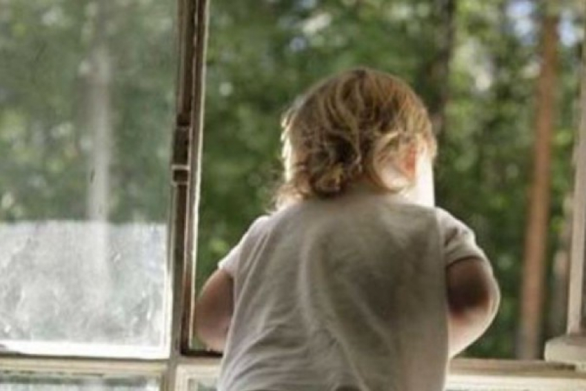 В Волгограде 2-летняя девочка скончалась в больнице после падения с 8-го этажа