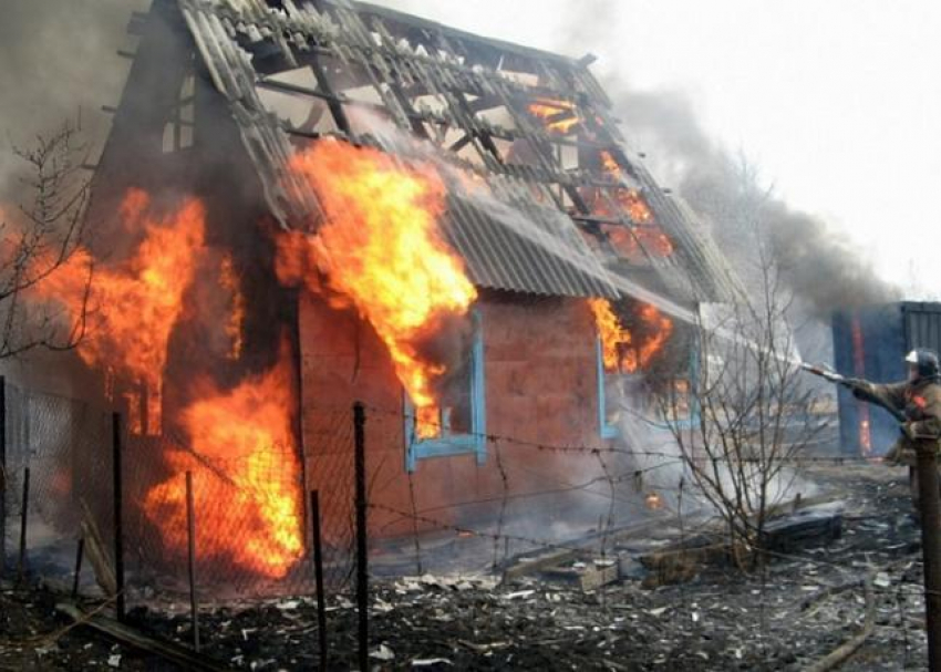 Под Волжским при пожаре на даче пострадал человек