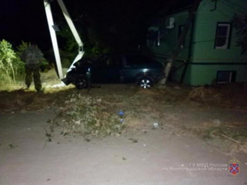 Пьяный водитель на «восьмёрке» снёс два столба и свалил их на дом в Среднеахтубинском районе