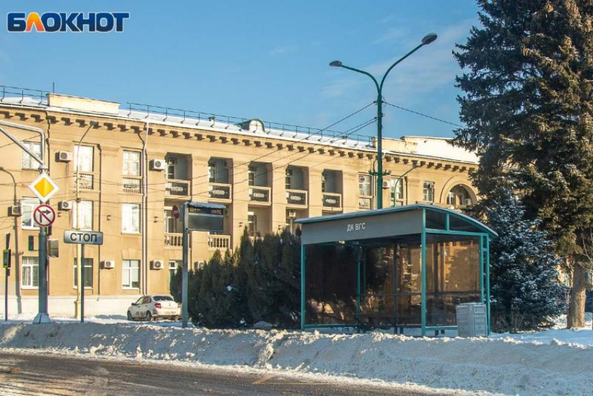 В Волжском пенсионерка поскользнулась на остановке и получила травму