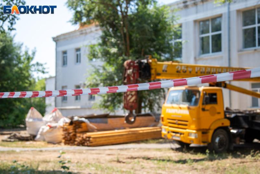«Лада» протаранила дорожного рабочего в Волжском