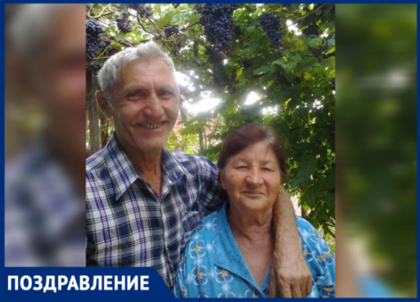 С любовью и благодарностью семья поздравляет Антонину Дмитриевну Донцову