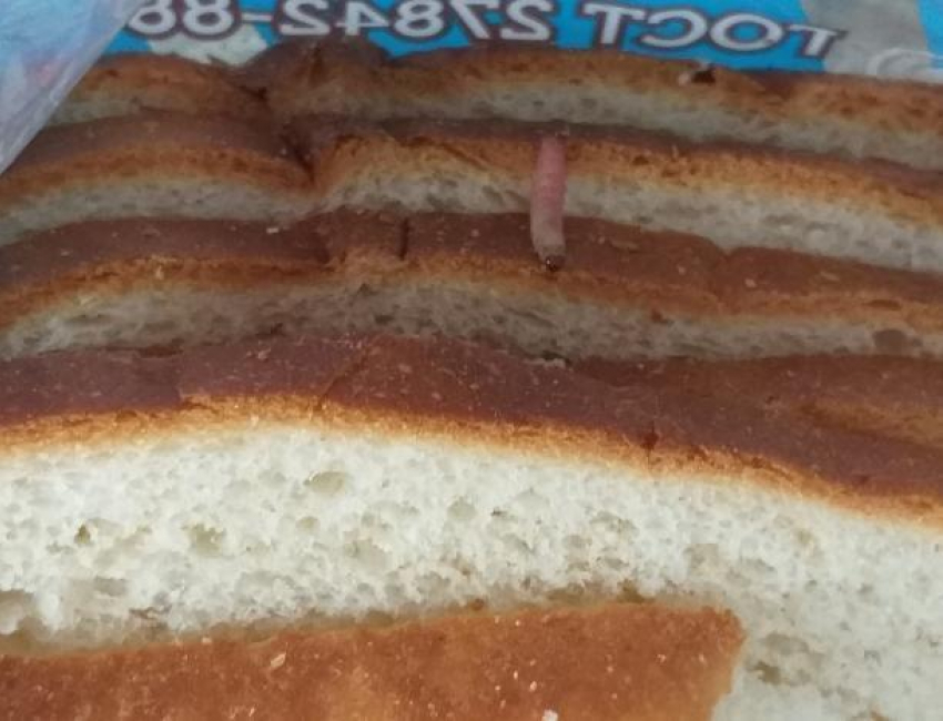 Волжанин купил хлеб с червяками