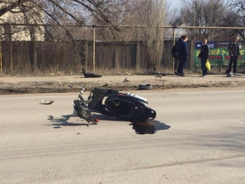 В Волжском мотоциклист на большой скорости влетел в опору