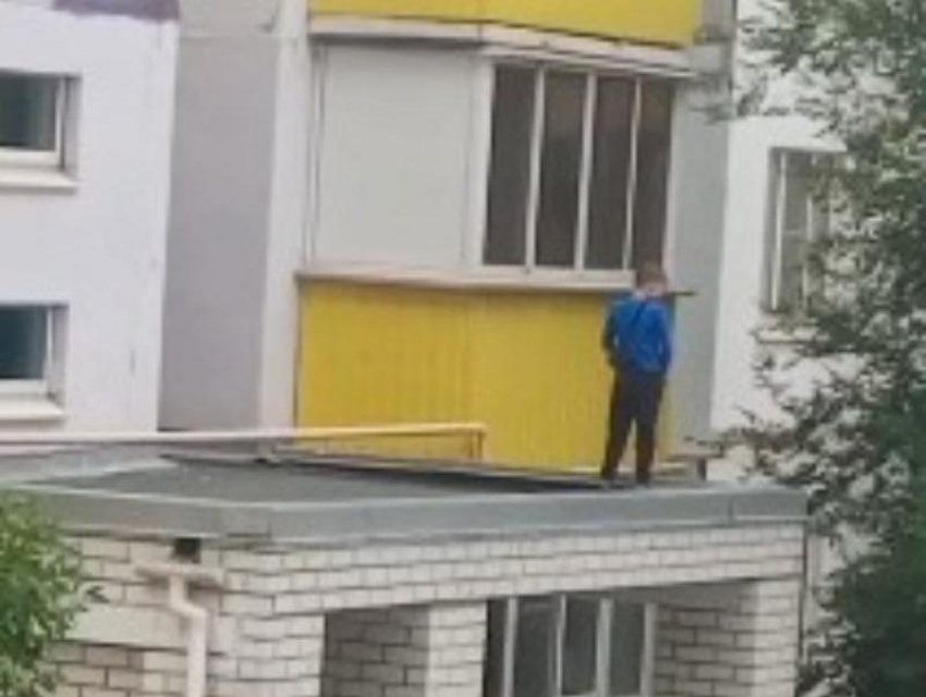 Подростки справили нужду с козырька подъезда в Волжском