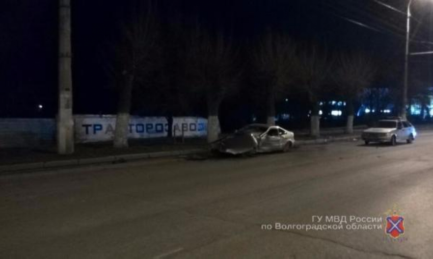 На севере Волгограда лихач на «Тойоте» влетел в бордюр и протаранил дерево