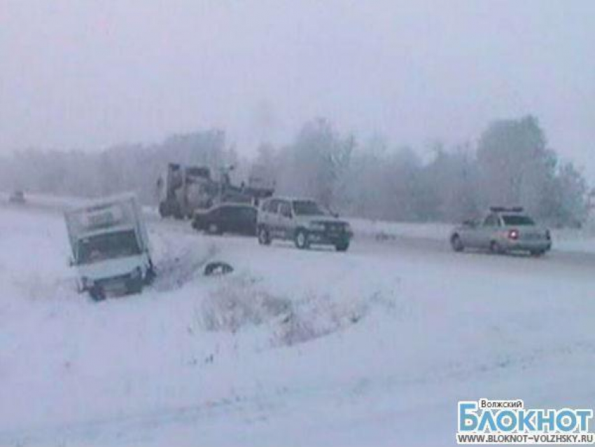 На трассе Волгоградской области Хендай столкнулся с тремя автомобилями