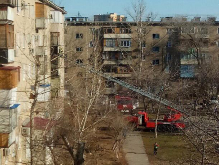 Неосторожное обращение с огнем привело к пожару в многоквартирном доме в Волжском